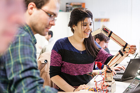 Studentin im Labor